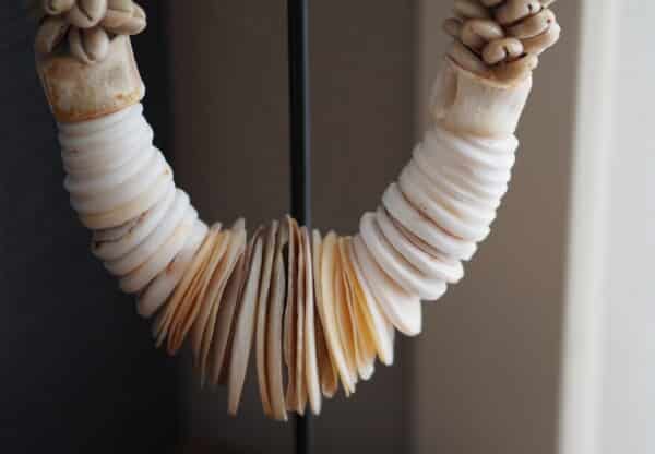 Luxe schelpenketting op standaard