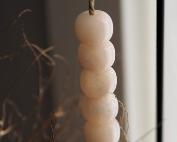 Beige kralenketting op standaard