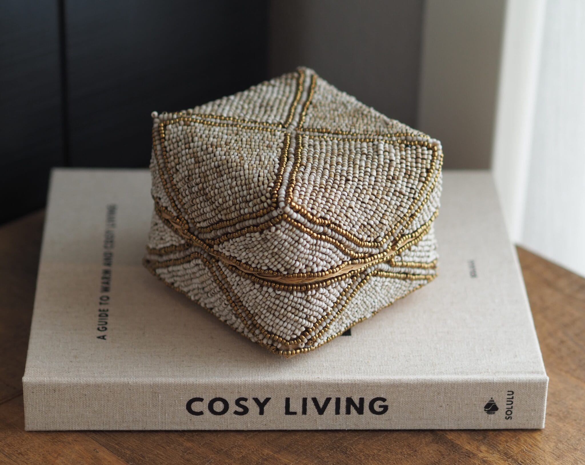 Offermand mai | beige en goud